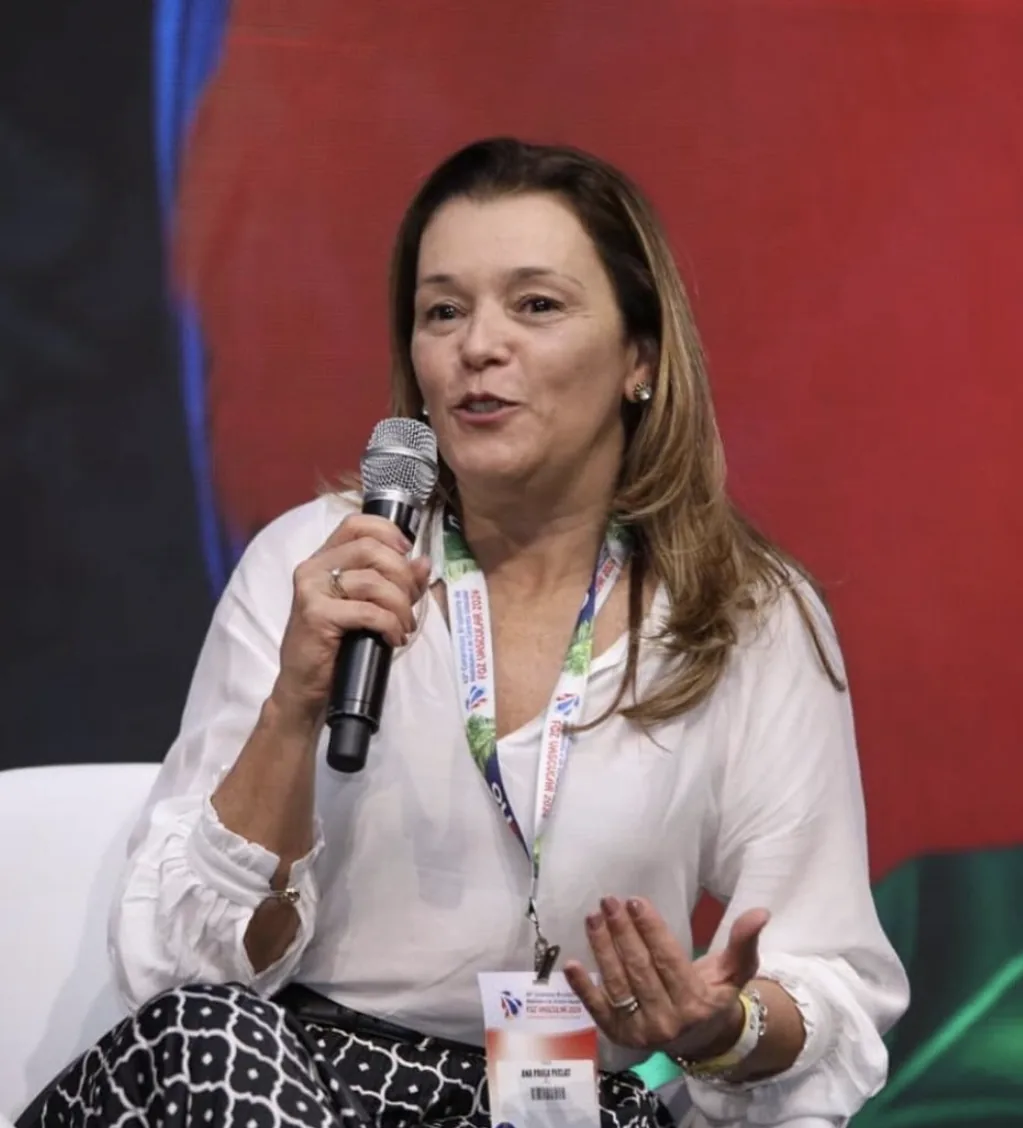 Dra. Ana Paula Peclat palestrando em congresso médico